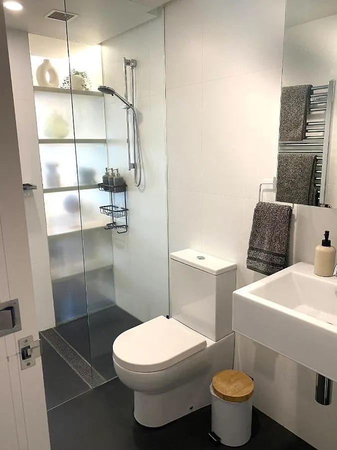 Stylish Central Lake View Apartment - Free Parking Canberra