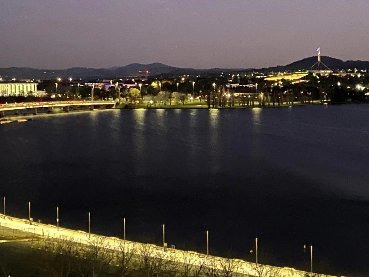 Stylish Central Lake View Apartment - Free Parking Canberra Australië