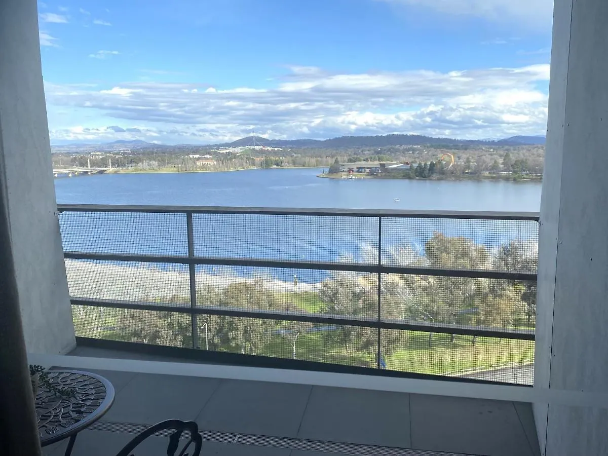Stylish Central Lake View Apartment - Free Parking Canberra Australië