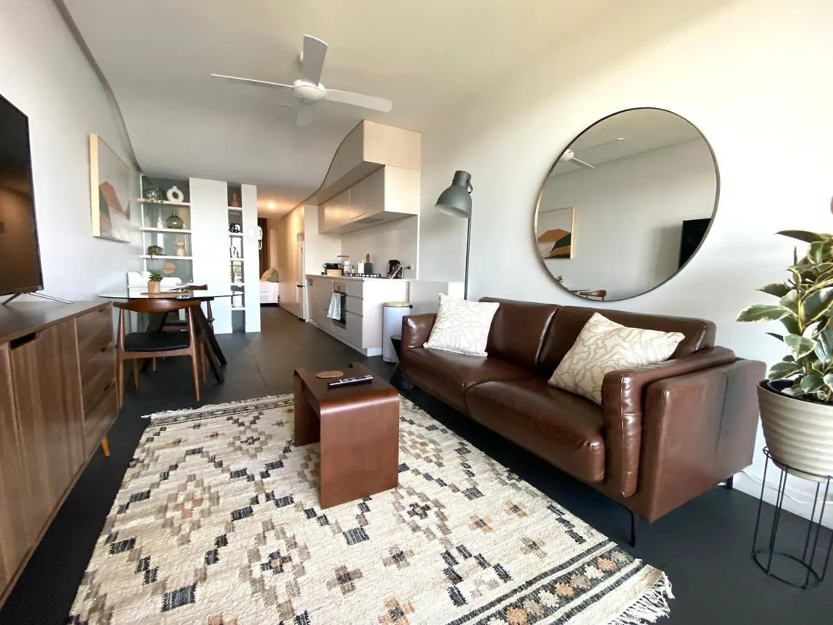 Stylish Central Lake View Apartment - Free Parking Canberra